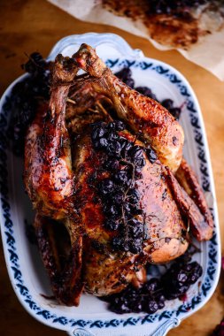 Persimons ve SAGE ile kavrulmuş tavuk... tarz rustik. Seçici odaklanma.