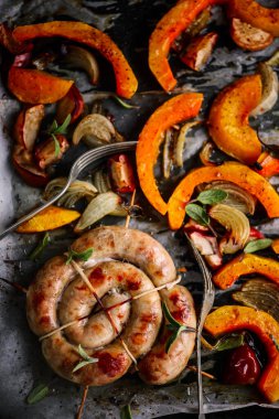 Sosis, kabak, elma ve adaçayı tepsisi... tarz kırsal... seçici odak noktası