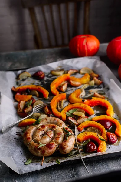 Salchicha Calabaza Manzana Salvia Traybake Estilo Rústico Enfoque Selectivo —  Fotos de Stock