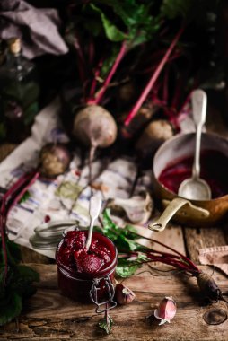 Cam kavanozda ev yapımı ketçap. Kırsal stil. Seçici odaklanma