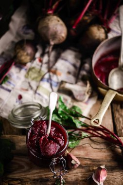 Cam kavanozda ev yapımı ketçap. Kırsal stil. Seçici odaklanma