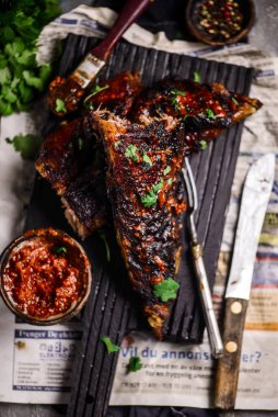 Soslu barbekü domuz kaburgası. Tarz kırsal. Seçici odaklanma.