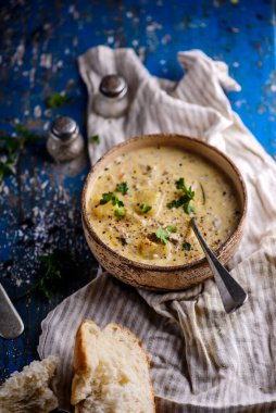 Çizburger çorbası. Tarz rustik. Seçici odaklanma.