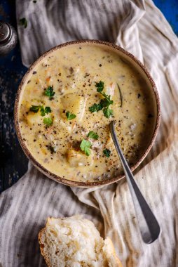Çizburger çorbası. Tarz rustik. Seçici odaklanma.
