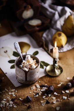 Krem şantili sıcak çikolata ve seramik bardakta kızarmış badem. Seçici odak noktası.