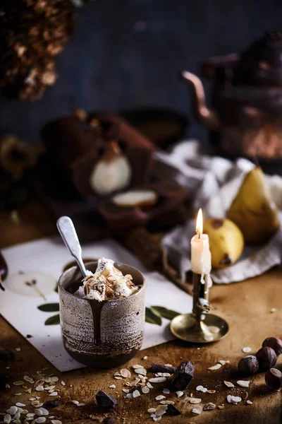 Heiße Schokolade Mit Schlagsahne Und Gerösteten Mandeln Keramikglas Selektiver Fokus — Stockfoto