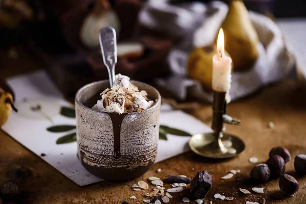 Varm Choklad Med Vispad Grädde Och Rostade Mandlar Ett Keramiskt — Stockfoto