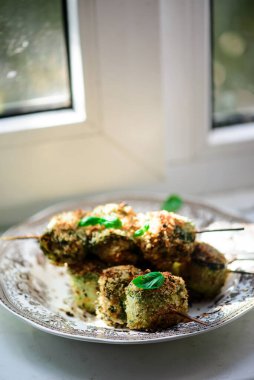 Sosisler şişlerde yuvarlanıyor. Tarz rustik. Seçici odaklanma.