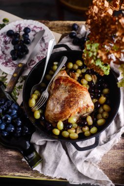 Üzümlü fırında hindi göğsü. Tarz rustik. Seçici odaklanma.
