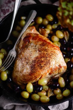 Üzümlü fırında hindi göğsü. Tarz rustik. Seçici odaklanma.