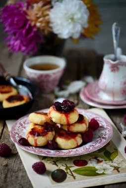 Geleneksel süzme peynir krepleri. Tarz rustik. Seçici odaklanma.