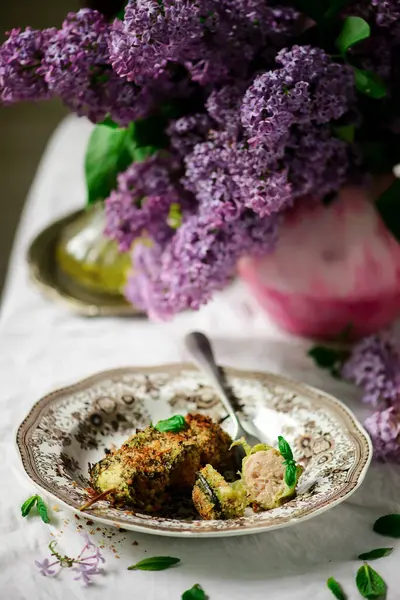 Rouleaux Saucisses Courgettes Sur Skewers Style Rustic Selective Focus — Photo