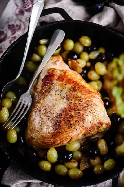 Üzümlü fırında hindi göğsü. Tarz rustik. Seçici odaklanma.