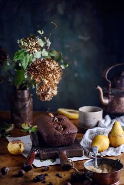 Armutlu çikolatalı kek. .style vintage. seçici odak