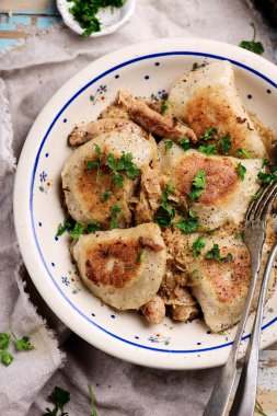 Perojili çiftlik sosisi sosisi. Geleneksel Polonya yemeği... seçici odaklanma