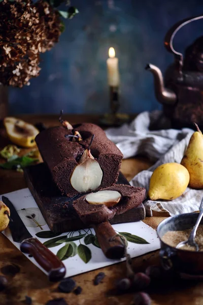 梨とチョコレートローフケーキ スタイル ヴィンテージ 選択的焦点 — ストック写真