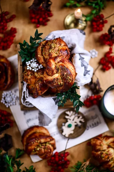 Rotoli Cannella Natale Con Mirtillo Rosso Uno Sfondo Rustico Natale — Foto Stock