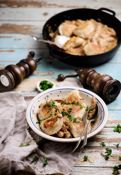 Choucroute Aux Saucisses Fermières Avec Perogies Plat Polonais Traditionnel Focus — Photo