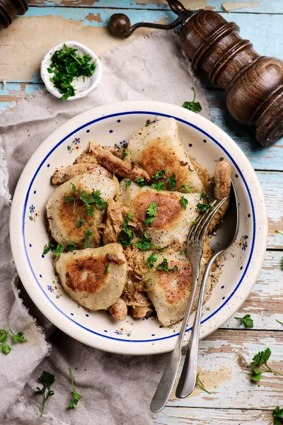 Chucrut Salchicha Granjero Con Perogías Plato Tradicional Polaco Enfoque Selectivo —  Fotos de Stock