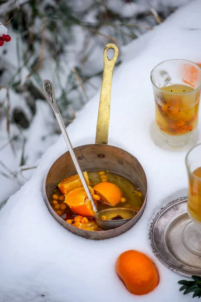 Glühwein Mit Sanddorn Und Mandrinen Wintergarten — Stockfoto