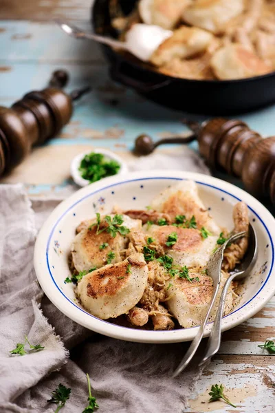 Bauernwurst Sauerkraut Mit Perogien Traditionelles Polnisches Gericht Selektiver Fokus lizenzfreie Stockbilder