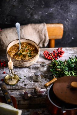 Tahta bir masada seramik kasede çizburger çorbası. Kırsal arkaplan.. biçim rustik. Seçici odak