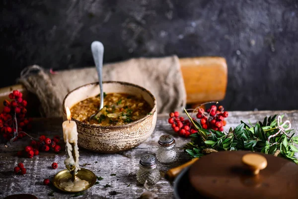 Ostburgersoppa Keramikskål Ett Gammalt Träbord Rustik Bakgrund Stil Rustic Selective — Stockfoto