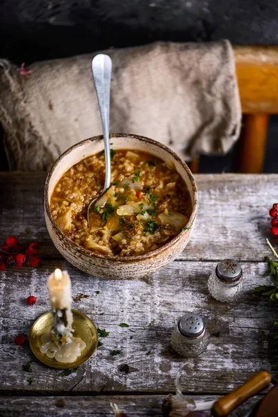 Ostburgersoppa Keramikskål Ett Gammalt Träbord Rustik Bakgrund Stil Rustic Selective — Stockfoto