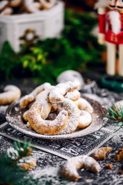 Noel arkaplanında AUSTRIAN VANILLEKIPFERL. Klasik bir model. seçici odak