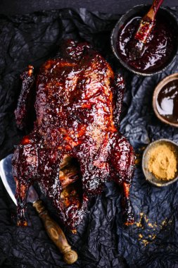 Pekin ördeği ve erik sosu. Üst görünüm... stil vintage.Seçici odaklanma.