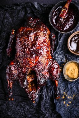 Pekin ördeği ve erik sosu. Üst görünüm... stil vintage.Seçici odaklanma.