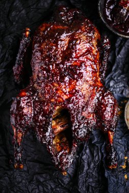 Pekin ördeği ve erik sosu. Üst görünüm... stil vintage.Seçici odaklanma.