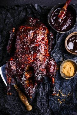 Pekin ördeği ve erik sosu. Üst görünüm... stil vintage.Seçici odaklanma.