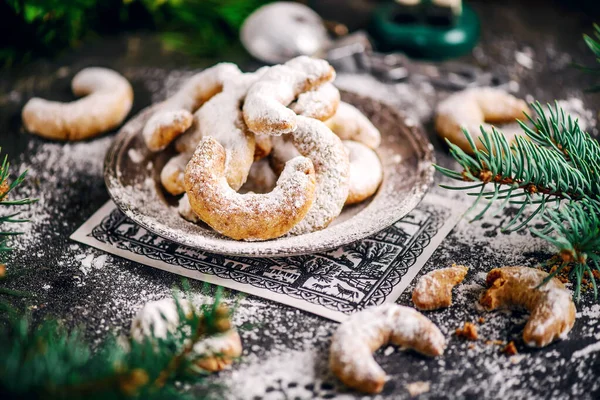 Noel arkaplanında AUSTRIAN VANILLEKIPFERL. Klasik bir model. seçici odak