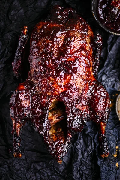 Pekin ördeği ve erik sosu. Üst görünüm... stil vintage.Seçici odaklanma.