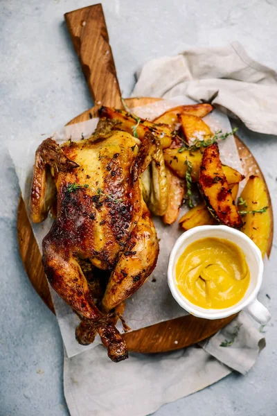 Frango Assado Mostarda Inglês Quente Com Batatas Foco Seletivo — Fotografia de Stock