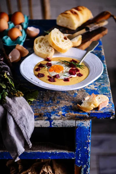 Crème Soupe Pommes Terre Avec Betterave Oeufs Frits Style Rustic — Photo