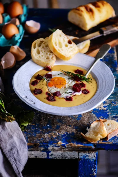 Crème Van Aardappelsoep Met Rode Biet Gebakken Eieren Stijl Rustic — Stockfoto