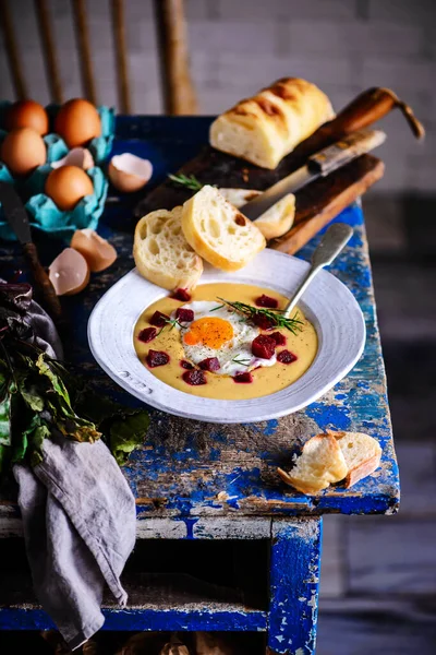 ビートルートと目玉焼きとジャガイモのスープのクリーム スタイルのラスティック — ストック写真