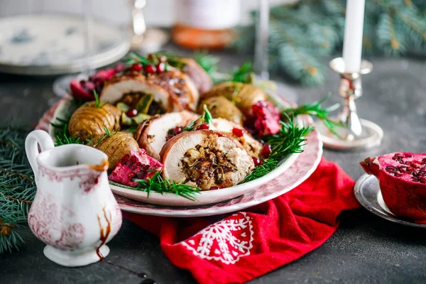 Prosciutto Verpakt Kalkoen Roulade Met Granaatappel Saus Stijl Rustic Selectieve — Stockfoto