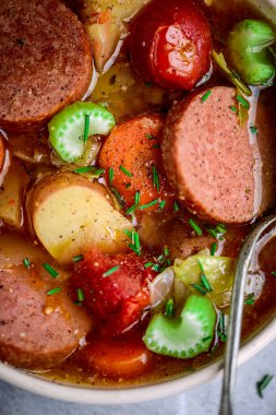 Sosis ve sebze çorbası. Üst görünüm. Klasik tarz. Seçici odak noktası.