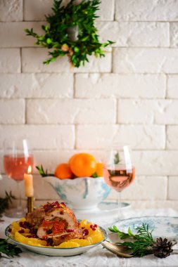 Bayramlık hindi sarması ve meyveli pasta. Tarz rustik. Odaklanma.