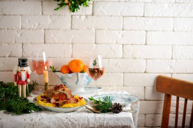 Bayramlık hindi sarması ve meyveli pasta. Tarz rustik. Odaklanma.