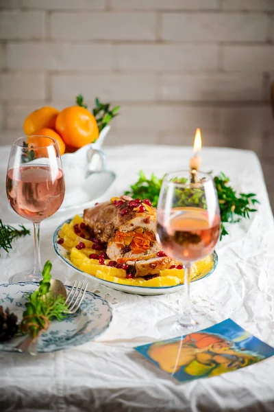 Rouleau Dinde Festive Avec Des Fruits Sur Une Table Style — Photo