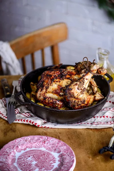 Roast Chicken Com Batatas Estilo Rustic Selective Foco — Fotografia de Stock