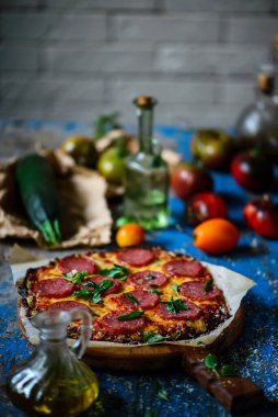 Salamlı ve peynirli kabaklı pizza kabuğu. Kırsal stil. Seçici odaklanma