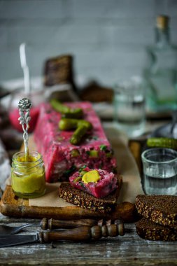 Domuz eti, pancar ve yaban turpu sosu. seçici odak