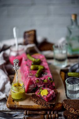 Domuz eti, pancar ve yaban turpu sosu. seçici odak