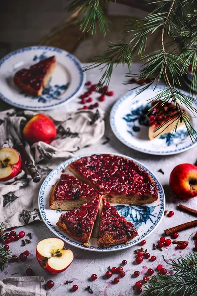 Hot Spiced Apple Cranberry Ginger Upside Cake Rustic Style Selective — стоковое фото