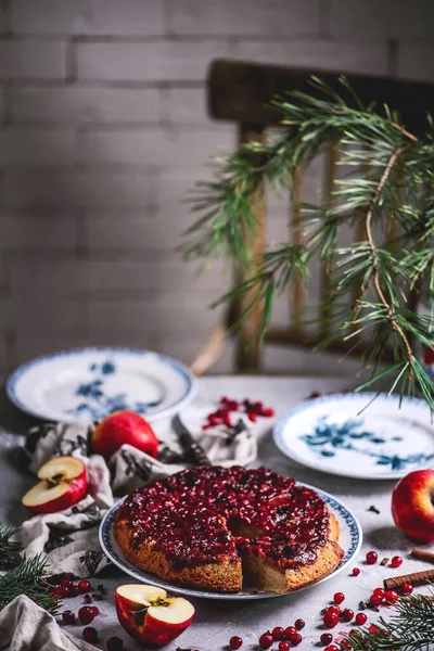 Hot Spiced Apple Cranberry Ginger Upside Cake Rustic Style Selective — стоковое фото